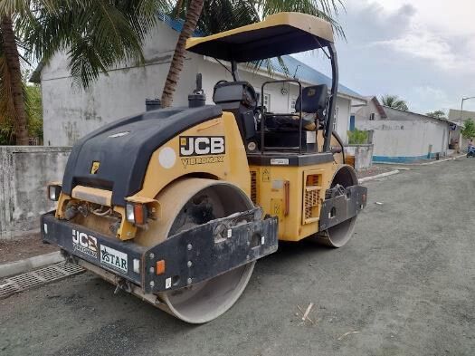 Tandem roller compacting an island road